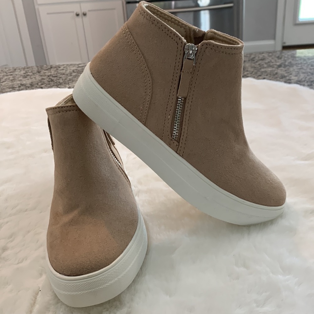 Soda Tan Side Zip Sneakers Size 7.5